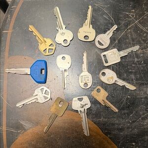 Assorted vintage Keys